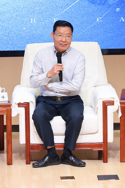 中國大洋協會副理事長、中國“蛟龍號”海試現場總指揮劉峰發言