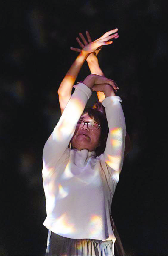 法魯克和余秀華合作詩歌舞蹈劇場作品《萬噸月色》，試圖把詩里的“陰影”意象轉化成某種新鮮的舞臺象征——讓詩人在光與暗交錯的空間里跳舞，在不同尺寸的“陰影”下舞蹈，表達不同生命階段對“陰影”的感受。（均受訪者供圖）