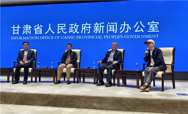 中山大學博導、教授，中國頂尖文學評論家謝有順，浙江文藝出版社常務副社長，翻譯家曹元勇，北師大教授，詩人歐陽江河，魯迅文學獎獲得者、甘肅文聯副主席、作協主席葉舟回答記者提問（攝影 澎湃新聞記者 夏奕寧）