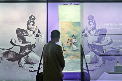 觀眾在北京恭王府博物館內參觀梅蘭芳在京劇《天女散花》中的劇照（左）和徐悲鴻畫作《天女散花》（復制品）。新華社發