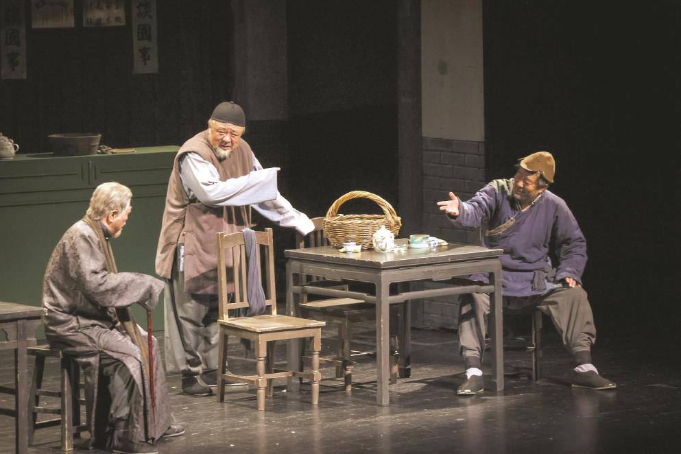 時隔36年，北京人藝再度駐演上海。圖為話劇《茶館》10月13日排練照。 本報記者 葉辰亮攝