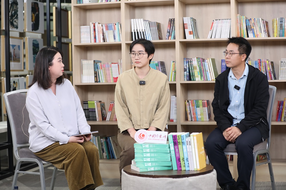 李嘯洋（右一）、康春華（右二）談素人寫作