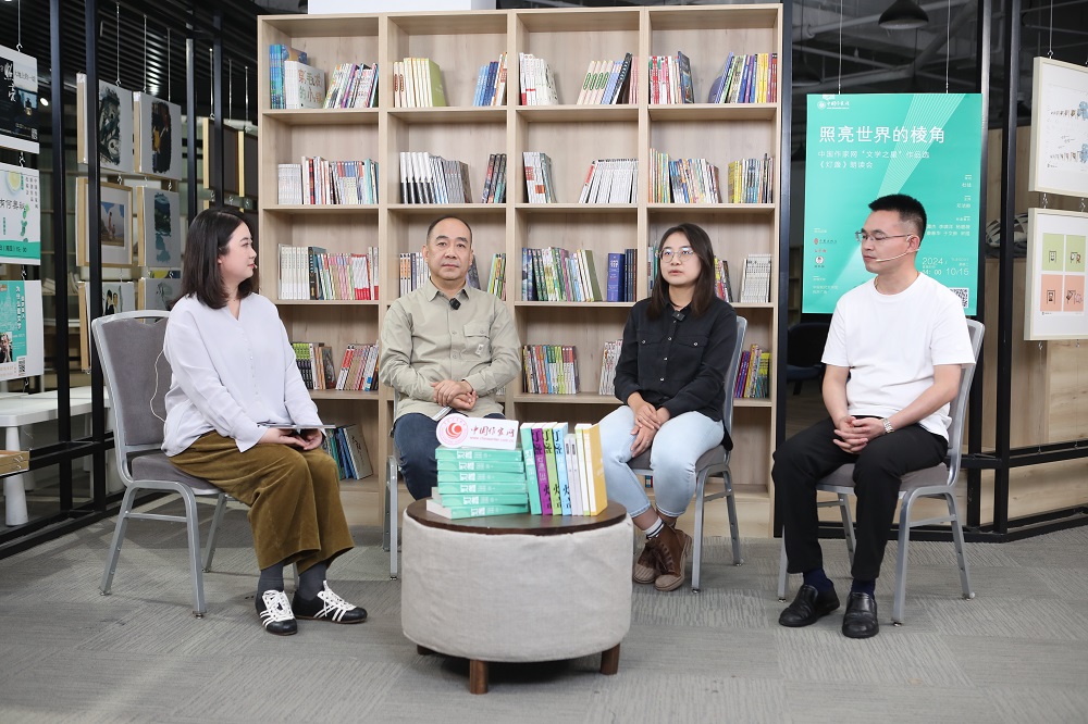 桫欏（右三）、于文舲（右二）、宋煜（右一）分享投稿經歷