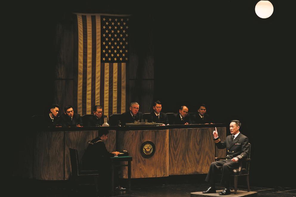 馮遠征（右一）在《嘩變》中飾演固執刻板、獨斷專行的魁格艦長。 本報記者 葉辰亮攝