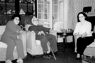 1986年，楊沫（左一）與妹妹白楊看望巴金先生 圖片選自同心出版社出版的《楊沫百年紀念圖文》