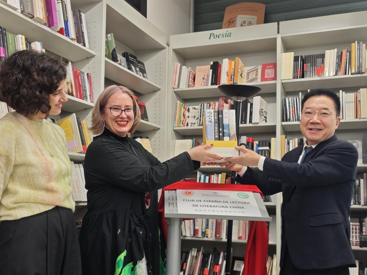 胡邦勝（右一）、婧萱（左二）、白蘭（左一）共同為“西班牙中國文學讀者俱樂部”揭牌