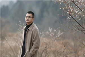 散文獎：《綠皮火車》 作者： 羌人六（羌族）         獲獎感言因為寫作，我從故事中的尋金者身上，也能深切體會那種歷經輾轉終于醍醐灌頂柳暗花明的心路歷程。2004年高中時期開始文學創作，大學畢業后回到家鄉生活工作，我才終于找到自己寫作的“源頭活水”，于是有了關于家鄉龍門山斷裂帶的書寫，于是有了散文集《綠皮火車》。川西北龍門山斷裂帶，鄉親父老的名字與臉孔……