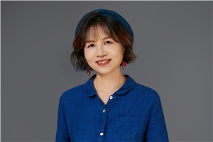 詩歌獎：《落下來》  作者：黃芳（壯族）         獲獎感言我一直覺得自己是在夢想與生存中擁有平衡術的幸運兒。我父親是一個民間壯劇的寫作者，他一輩子寫了60多本劇本，都是用我們的土壯話來寫的。小時候，我喜歡坐在父親身邊，看他飛快地寫字。也許在我還沒有文字意識的時候，文字的種子早已種下。工作后，無論是曾經從事的記者、圖書編輯，還是現在的教師……