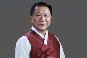 詩歌獎：《鳥聲嚦嚦鳴冬山》（朝鮮文）  作者：金榮?。ǔr族）         獲獎感言回首創作里程，從純粹以自己的眼光觀察世界，到勘破事物與事物的關系，我的詩歌算是經歷了幾個階段。要是說我的詩萌生于青春的熱血和沖動，起步于“我”這個自我，接著就超越跟世上種種弊端相抗衡、選擇正確道路這個階段，開始邁入通過和大自然的對話、與宇宙的交感，在靈魂的園地尋找日漸成長的深沉自我的境界……