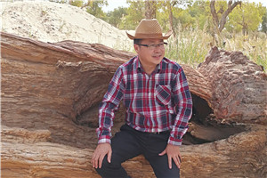 詩歌獎：《盤江魂》 作者：牧之（布依族）         獲獎感言對我來說，詩歌就像遠方的一束亮光，照亮著生活在低處的我，它就是我迷茫中的精神指引，讓我卑微的頭顱高起，讓我的生命充滿陽光雨露，讓我在詩歌中尋回對生活的自信和剛強，讓我以五彩繽紛的方式穿越生活的貧乏和蒼白、灰暗與平庸，在孤獨與豪邁中獲得塵世間的美麗和從容，夢想和希望……