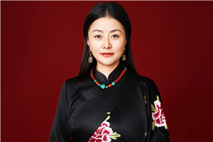 詩歌獎：《留在紙上的心》 作者：那薩（藏族）         獲獎感言非常榮幸獲得駿馬獎，我的內心充滿感激。我來自青海省玉樹藏族自治州，出生在通天河流域叫結拉的一個小山村，通天河藏語叫牦牛河，是長江源頭的干流河。我曾經在瀾滄江源頭的縣城雜多縣工作了八年。又到黃河源頭，在小小的敬水池里喝了三口水?？梢哉f我是被長江、黃河、瀾滄江的水養育的一個寫作者……