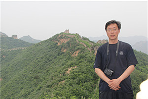 報告文學獎：《靜靜的鴨綠江》 作者：周建新（滿族）         獲獎感言獎是授予我的，更是授予英烈們的，只不過我獲得了機會。每一次采訪，講述者都能讓我身臨其境，感受孫景坤老英雄高尚的一生。我沒有理由不蘸血為墨，書寫英雄，書寫“七一”勛章獲得者、深藏功名七十載的老英雄孫景坤。