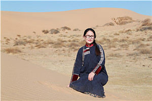 中短篇小說獎：《馱著魂靈的馬》  作者：娜仁高娃（蒙古族）         獲獎感言面對大自然，面對在壯美大地上創造火熱生活的人們，我的心里會滋生書寫他們的故事、書寫我的家鄉——沙窩地的熱情。我想這是我熱愛文學的原因。我要由衷的感恩我的故鄉，感恩故鄉的人們和這個時代。