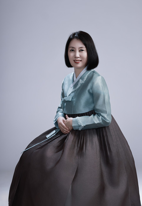 鄭風淑，朝鮮族，1969年生。吉林省延邊朝鮮族自治州人大常委會副秘書長。出版報告文學《金達萊映紅山崗》，翻譯出版長篇小說《南大川》、配圖詩歌集《中國朝鮮族民俗圖》等。曾獲《民族文學》獎翻譯獎。