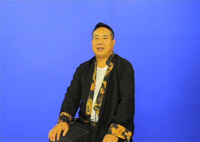 趙有年，藏族，1973年生。青海省海南州文聯創研室主任。著有長篇小說《石頭村里杏花開》，中短篇小說集《溫暖的羊皮襖》《炊煙籠罩的牧場》，譯作長篇小說《悲鳴的神山》、中短篇小說集《南色小說集》、藏族長篇史詩《格薩爾王》之《天竺佛法宗》等。