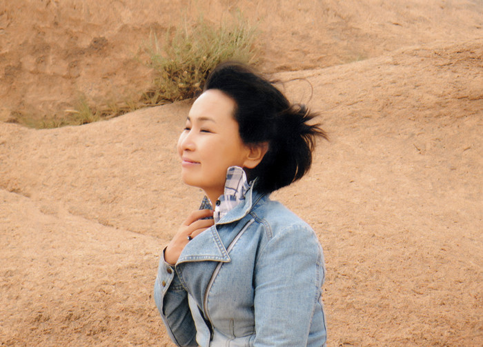 朵日娜，蒙古族，1971年生，內蒙古赤峰市克什克騰旗人。內蒙古赤峰市民族事務委員會副譯審，內蒙古自治區翻譯家協會副主席。出版譯著《阿拉善風云》（又名《遙遠的大漠》）《斷裂》《飲馬井》《我給記憶命名》等。曾獲《民族文學》獎，內蒙古自治區索龍嘎文學獎等。