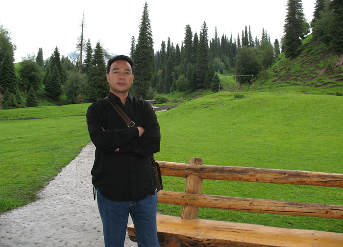 艾布，東鄉族，1966年生，新疆察布查爾縣人。新疆作家協會創聯部主任、副秘書長。出版詩集《那是一個月夜》《馬蘭花》等，翻譯出版長篇小說《額古納河右岸》《木壘河》《駐村筆記》等。