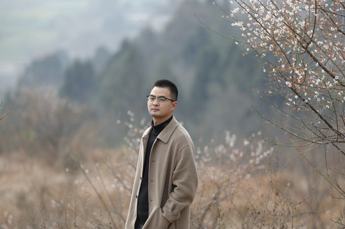 羌人六，本名劉勇，羌族，1987年生?！端拇ㄎ膶W》雜志編輯。著有詩集《太陽神鳥》《羊圖騰》，中短篇小說集《伊拉克的石頭》長篇小說《爾瑪史詩》等。