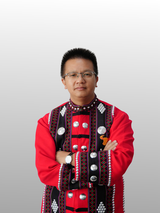 張偉鋒，佤族，1986年生，云南臨滄人。云南文學藝術館宣教部副主任。出版詩集《風吹過原野》《遷徙之辭》等，曾獲云南文學藝術獎、《北京文學》獎等。