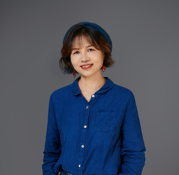 黃芳，壯族，1974年生，廣西貴港人。出版詩集《風一直在吹》《仿佛疼痛》《聽她說》等。