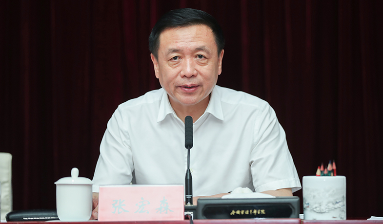 7月20日，評委會名譽主任張宏森在第一次全體會上講話