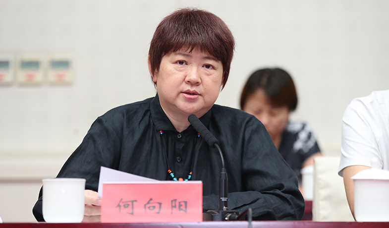 7月31日，評獎辦公室主任何向陽報告初選名單公示情況