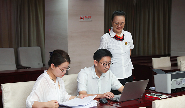 7月31日，工作人員在紀律監察組和公證員的監督下統計選票