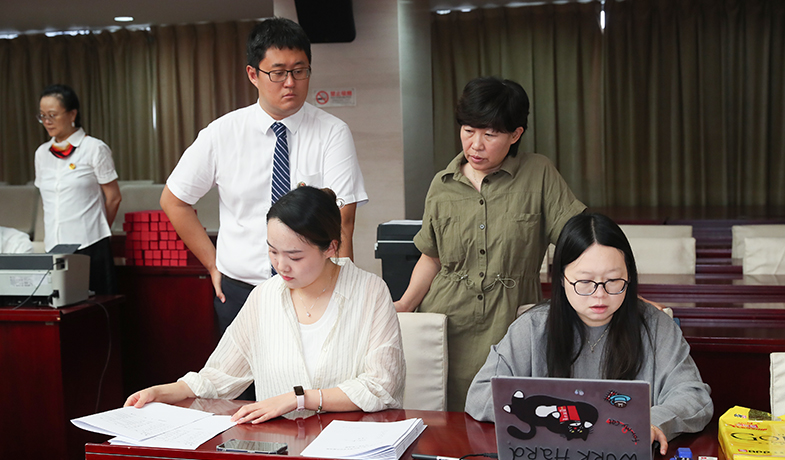 7月31日，工作人員在紀律監察組和公證員的監督下統計選票