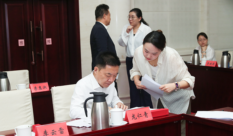 7月31日，紀律監察組組長胡邦勝檢查選票統計情況并簽字