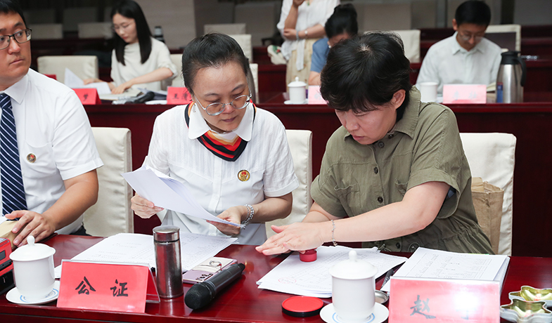 7月31日，紀律監察組和公證處人員在選票結果上蓋章