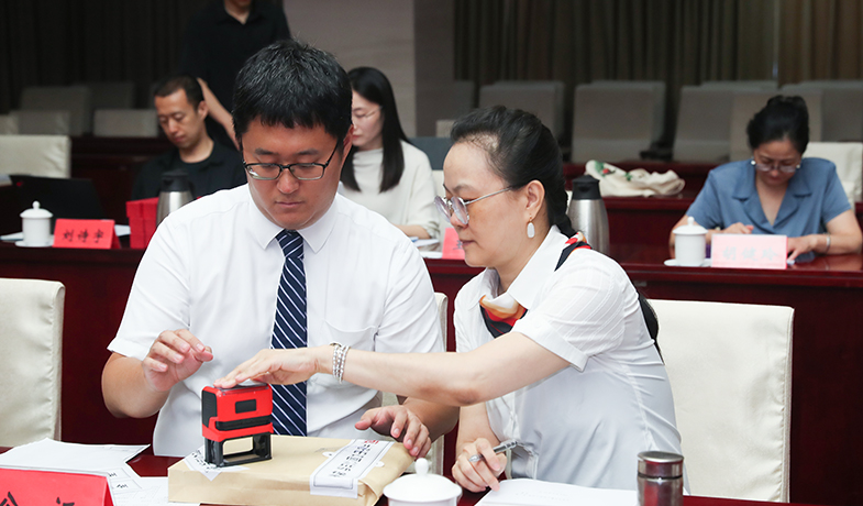 7月31日，公證處人員將選票結果封存