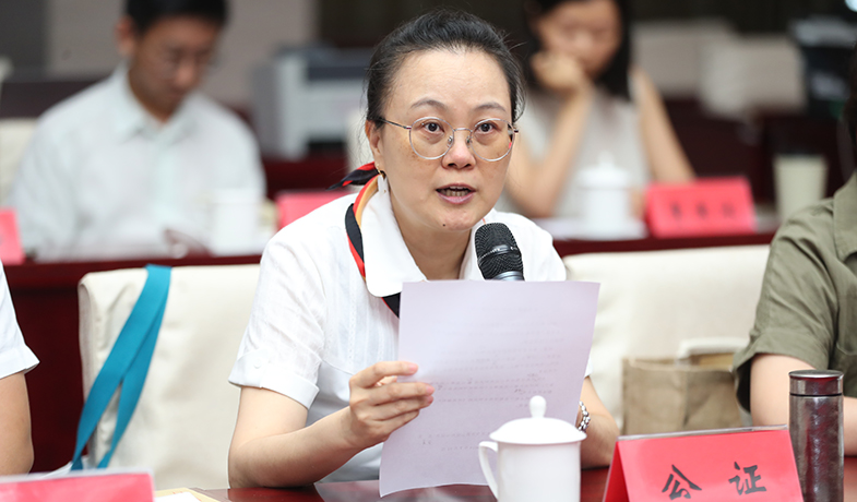 7月31日，公證員宣讀公證詞