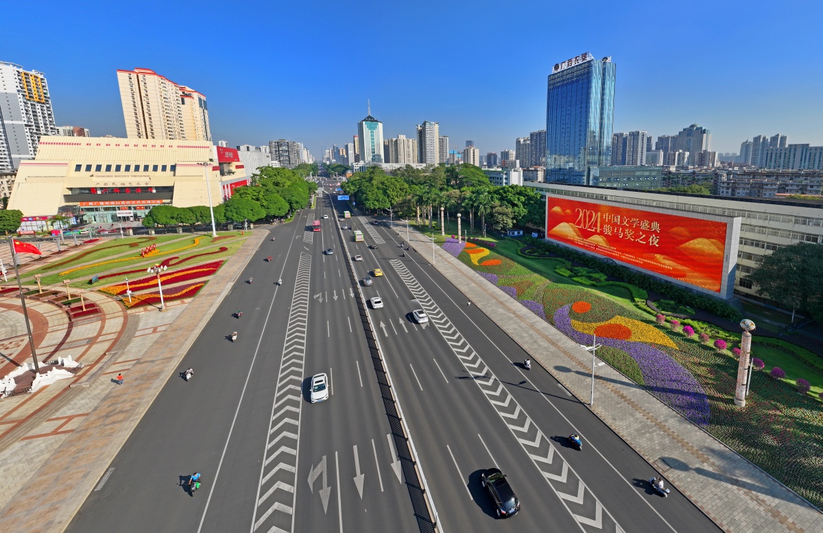 南寧民族廣場上LED顯示屏播放的宣傳標語營造濃厚氛圍。記者 周軍 攝