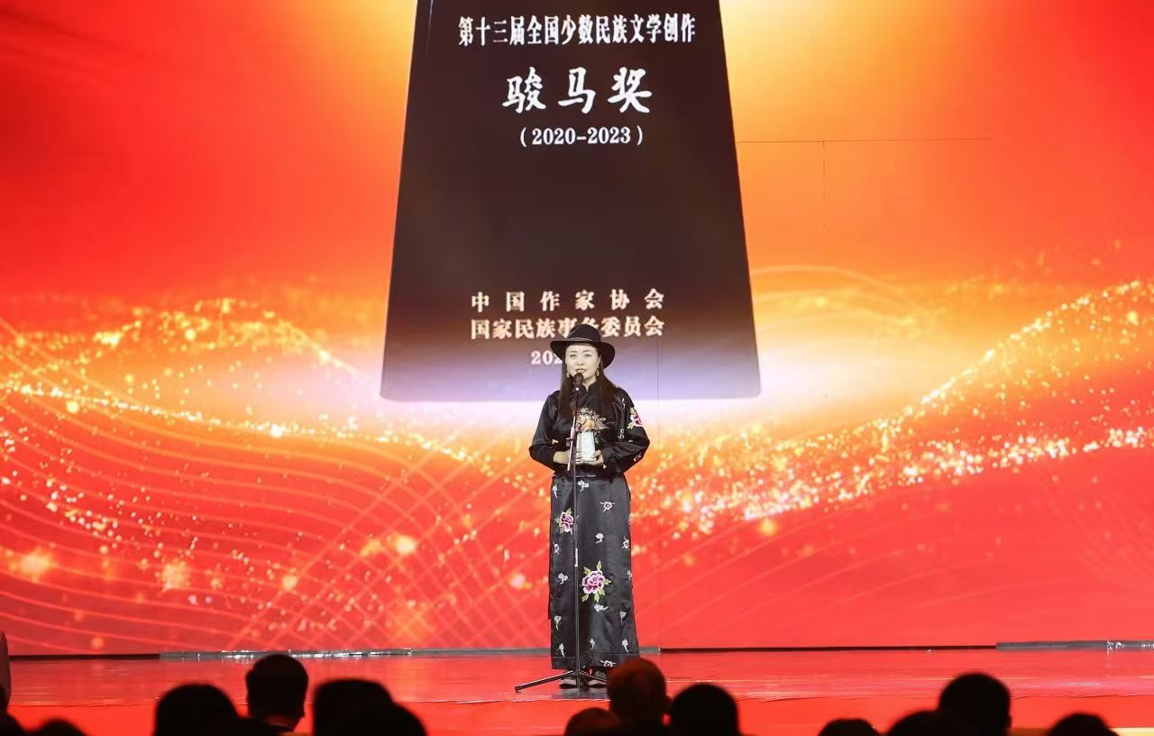 那薩代表詩歌獎獲得者發表感言