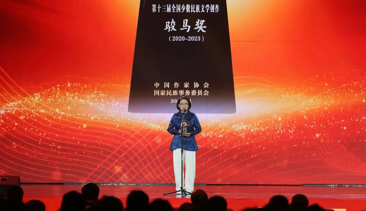 牛海坤代表報告文學獎獲得者發表感言