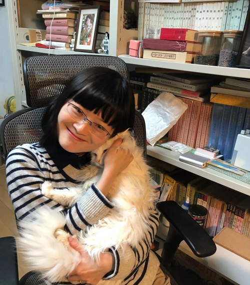 蘇枕書，江蘇南通人，熱愛植物與自然。