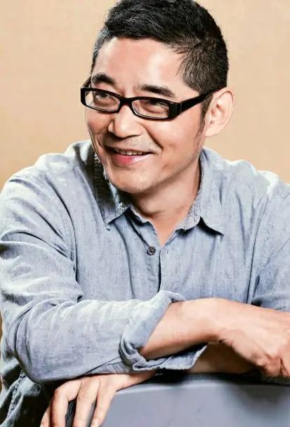 蘇童，當過教師、文學編輯、江蘇省作家協會專業作家，現為北京師范大學教授。主要代表作為中篇小說《妻妾成群》《紅粉》《罌粟之家》《三盞燈》長篇小說《米》《我的帝王生涯》《河岸》《黃雀記》，另有《西瓜船》《拾嬰記》《白雪豬頭》《茨菰》等百余篇短篇小說。長篇小說《河岸》獲得第三屆英仕曼亞洲文學獎（2009）和第八屆華語傳媒文學大獎（2010）。短篇小說《茨菰》獲第五屆魯迅文學獎（2010）。2011年獲得布克國際文學獎提名。2015年，長篇小說《黃雀記》獲得第九屆茅盾文學獎。