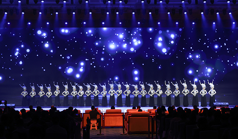 11月16日，在“2024中國文學盛典·駿馬獎之夜”上的文藝表演：苗族舞蹈《銀落舞》。