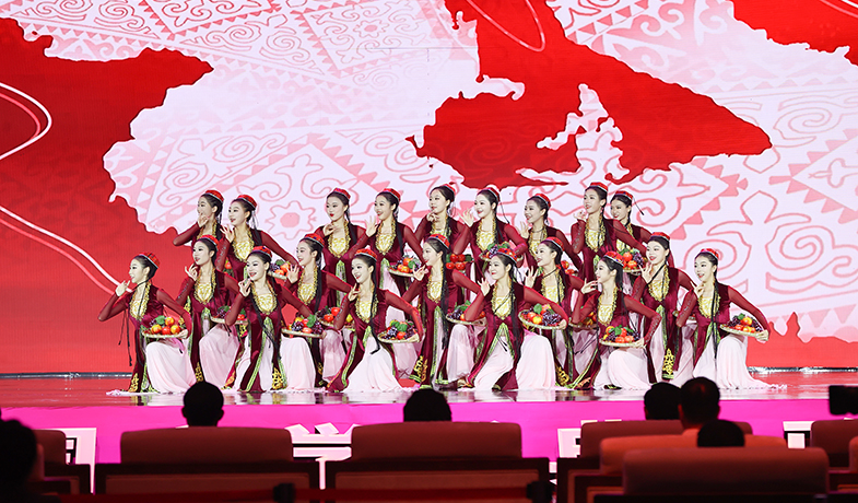 11月16日，在“2024中國文學盛典·駿馬獎之夜”上的文藝表演：新疆民歌《青春舞曲》。