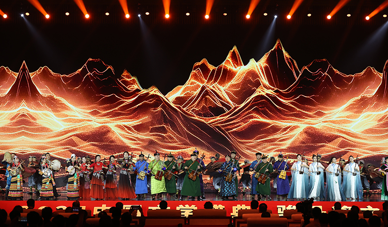 11月16日，在“2024中國文學盛典·駿馬獎之夜”上的開場樂舞《萬馬奔騰》