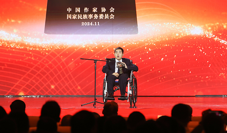 柳客行代表散文獎獲獎者發表感言