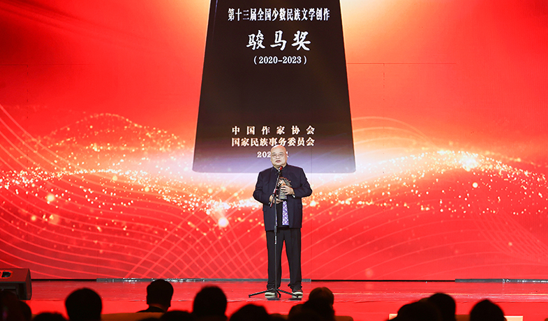 凡一平作為中短篇小說獎獲獎者代表發表感言