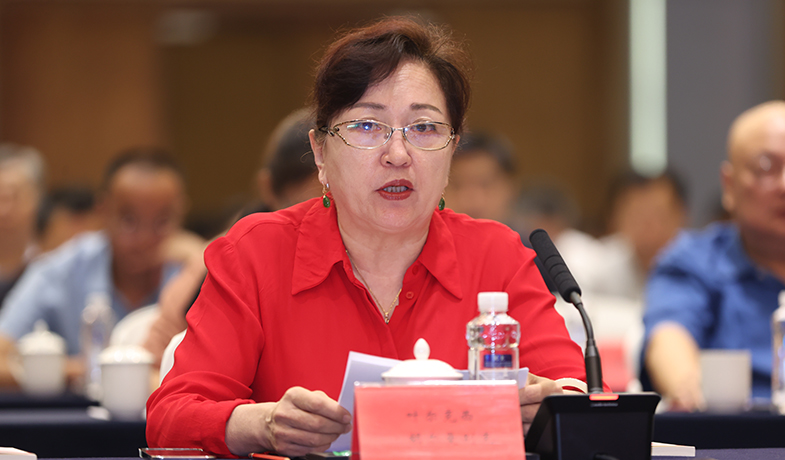 葉爾克西·胡爾曼別克在座談會上作交流發言