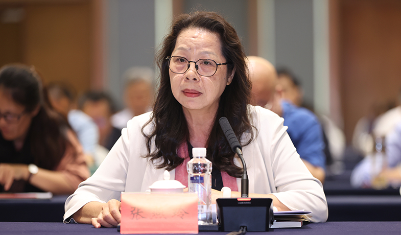 張燕玲在座談會上作交流發言