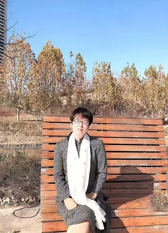 紅精靈，原名杜書紅。曾用名杜潔，舒鴻。有詩歌散見于《作品》《詩選刊》《滇池》《散文詩》《躬耕》《鄭州日報》等。寫作是一種修行，詩歌是靈魂的舞者。  