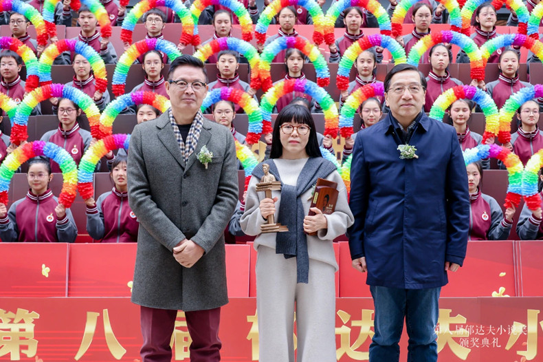 來穎杰、麥家為中篇小說首獎獲獎作家楊方頒獎