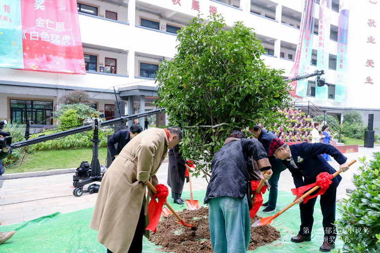 獲獎作家與嘉賓種植紀念樹