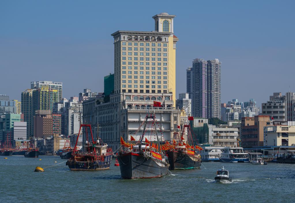 12月12日，慶祝中華人民共和國成立75周年暨澳門回歸祖國25周年、澳門漁船大巡游啟航儀式在澳門舉行。新華社發