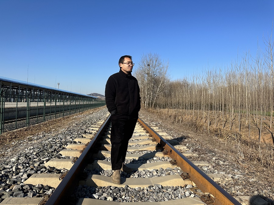 魏思孝，1986年生于山東淄博?，F為山東理工大學兼職教授，中國作家協會會員，淄博市作家協會副主席。專業從事文學創作10余年。著有《余事勿取》《王能好》《土廣寸木》等10余部。曾獲第九屆報喜鳥文學領域新銳藝術人物、山東文學新人獎、第四屆泰山文藝獎、第五屆茅盾新人獎提名獎、第七屆寶珀理想國文學獎首獎，入選第三屆“王蒙青年作家支持計劃?年度特選作家”等。