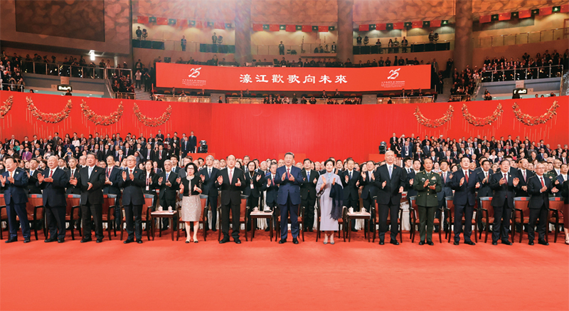 2024年12月19日晚，慶祝澳門回歸祖國25周年文藝晚會在澳門東亞運動會體育館舉行。中共中央總書記、國家主席、中央軍委主席習近平觀看演出。晚會最后，習近平同全場觀眾一起高唱《歌唱祖國》。 新華社記者 丁林/攝